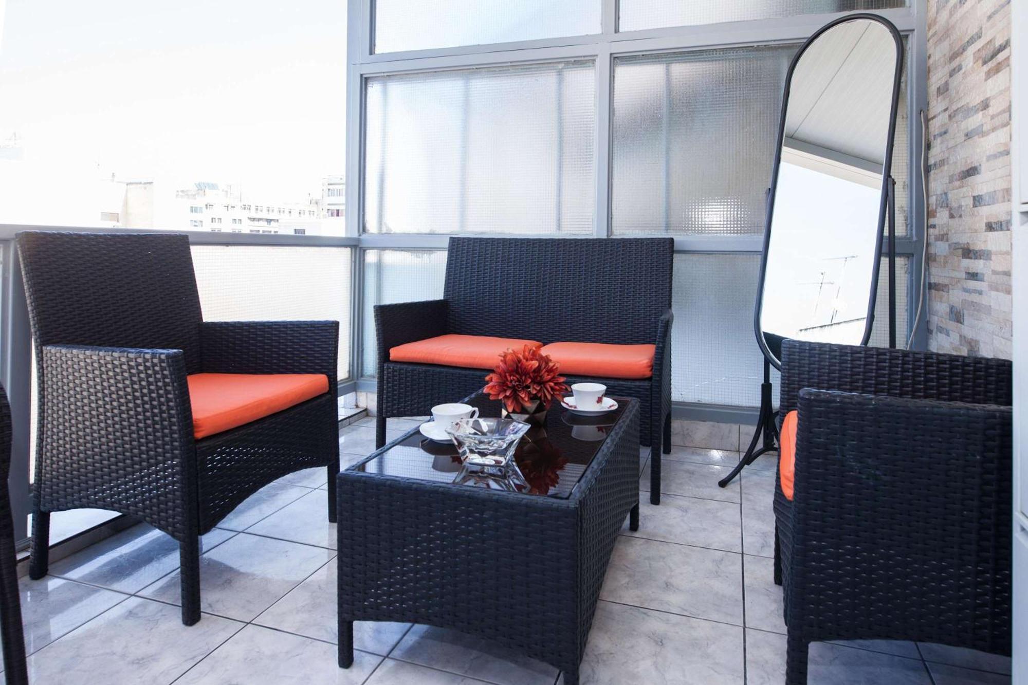 Central 2 Bd Apt With Balcony By Monastiraki Atene Esterno foto