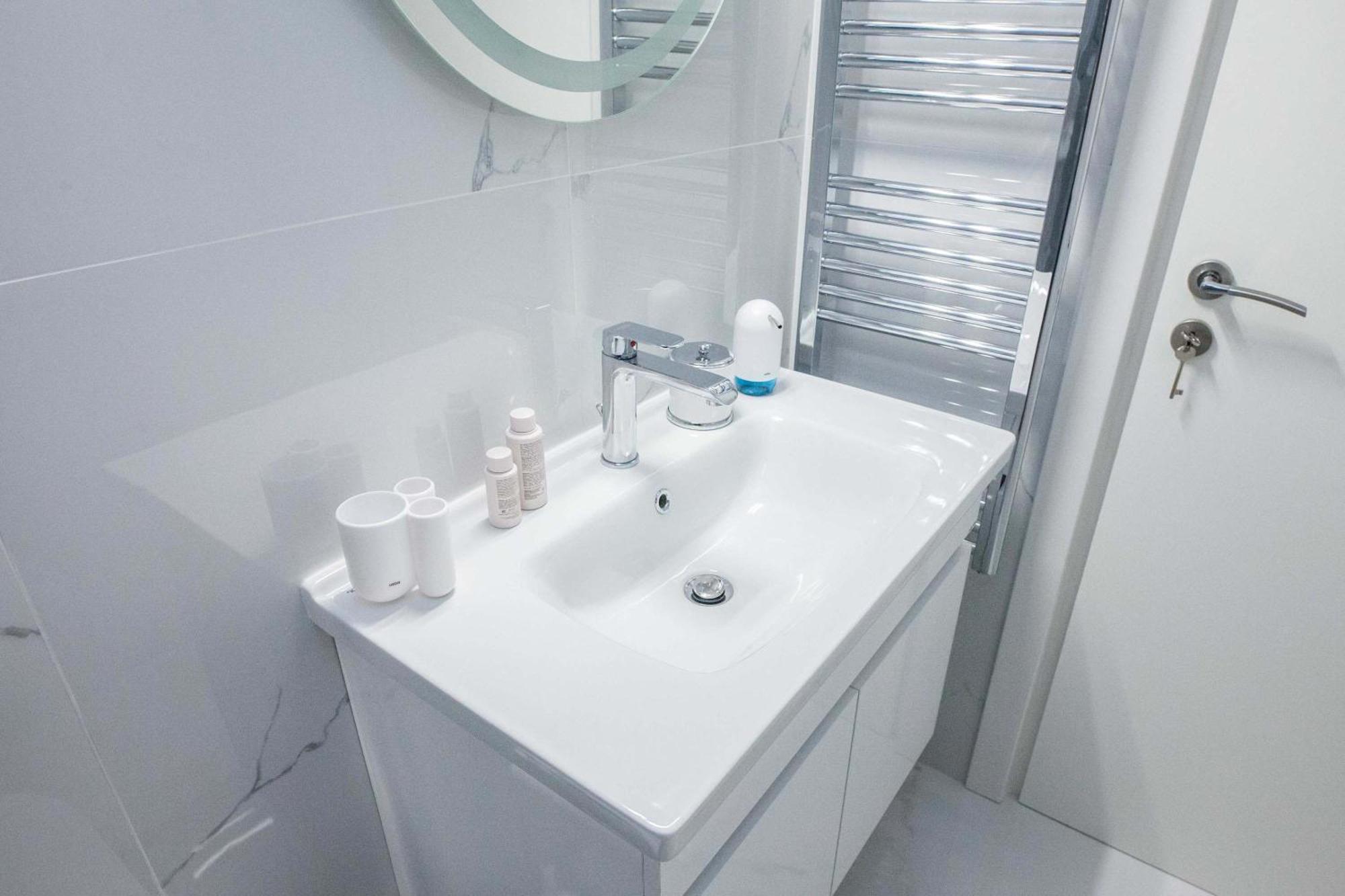 Central 2 Bd Apt With Balcony By Monastiraki Atene Esterno foto