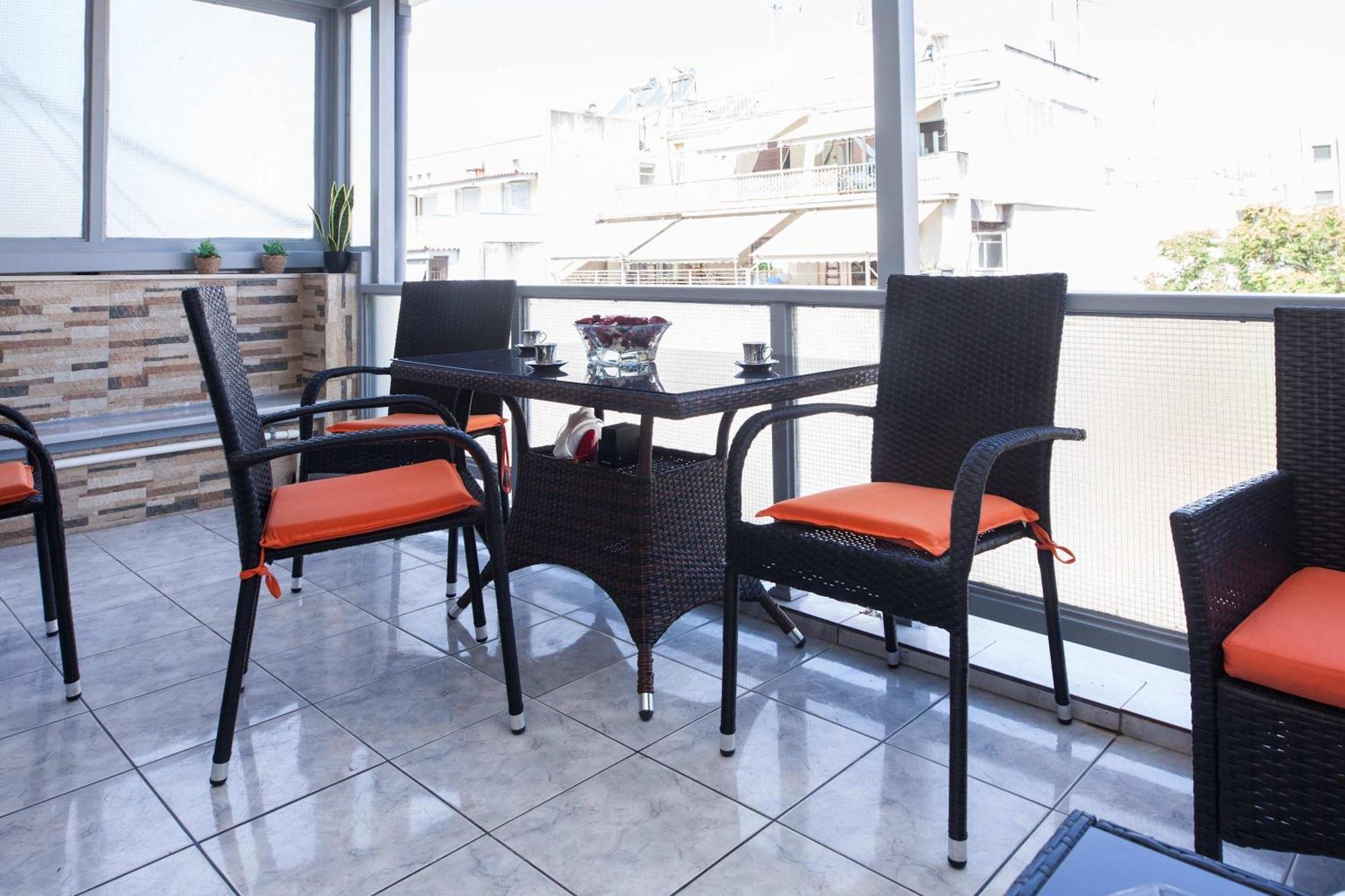 Central 2 Bd Apt With Balcony By Monastiraki Atene Esterno foto