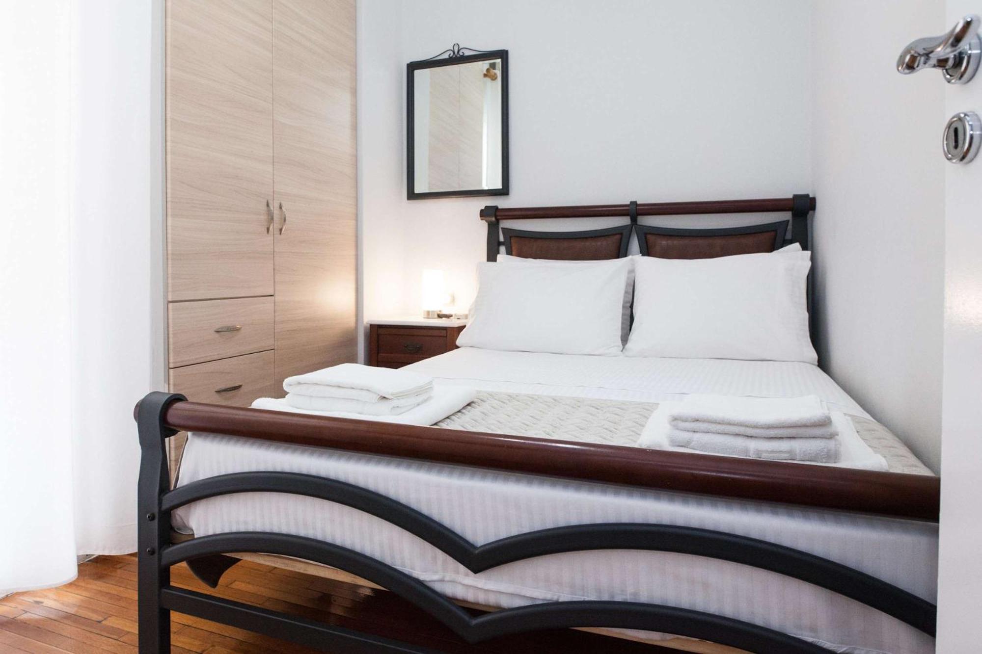 Central 2 Bd Apt With Balcony By Monastiraki Atene Esterno foto