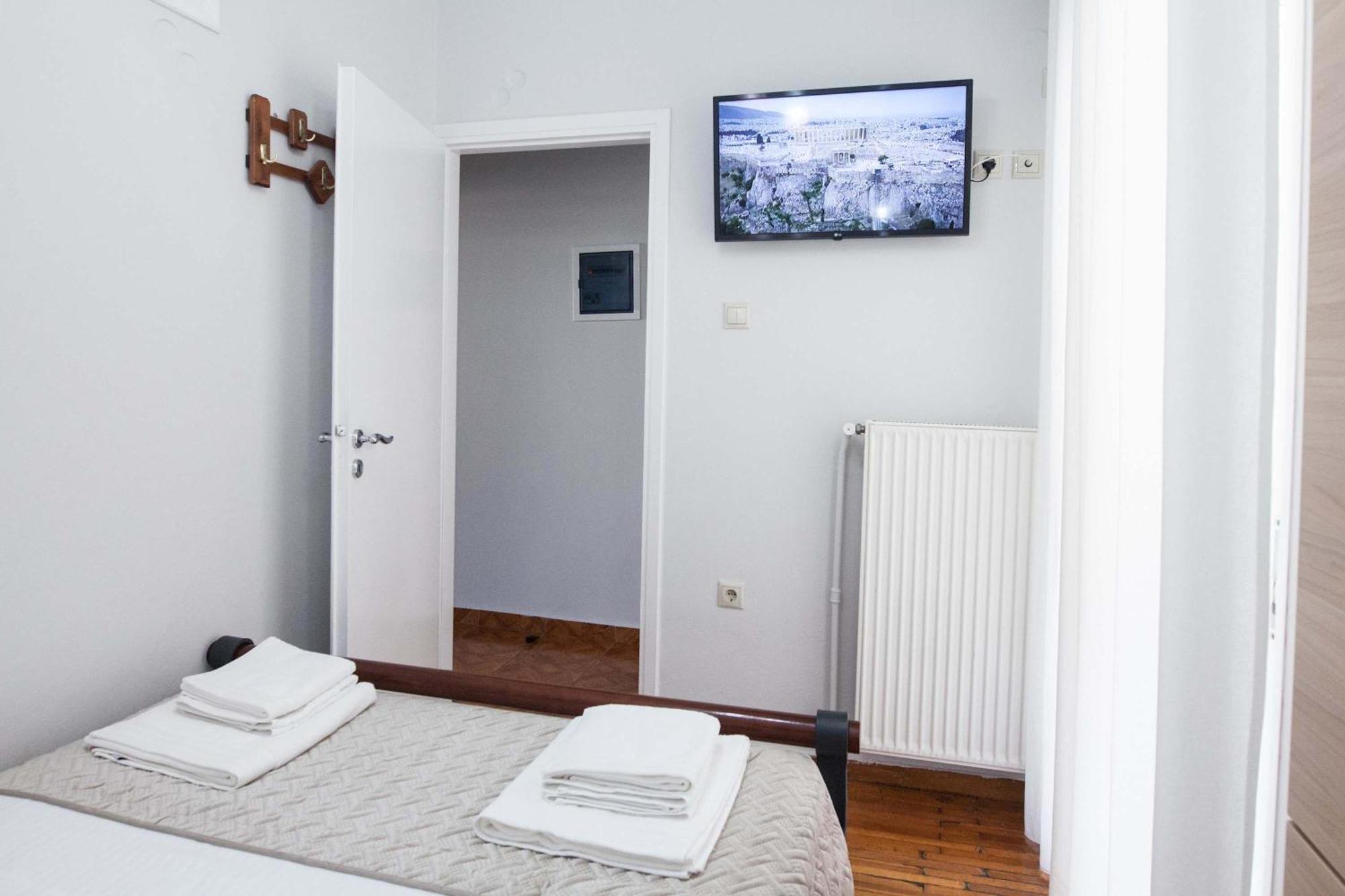 Central 2 Bd Apt With Balcony By Monastiraki Atene Esterno foto