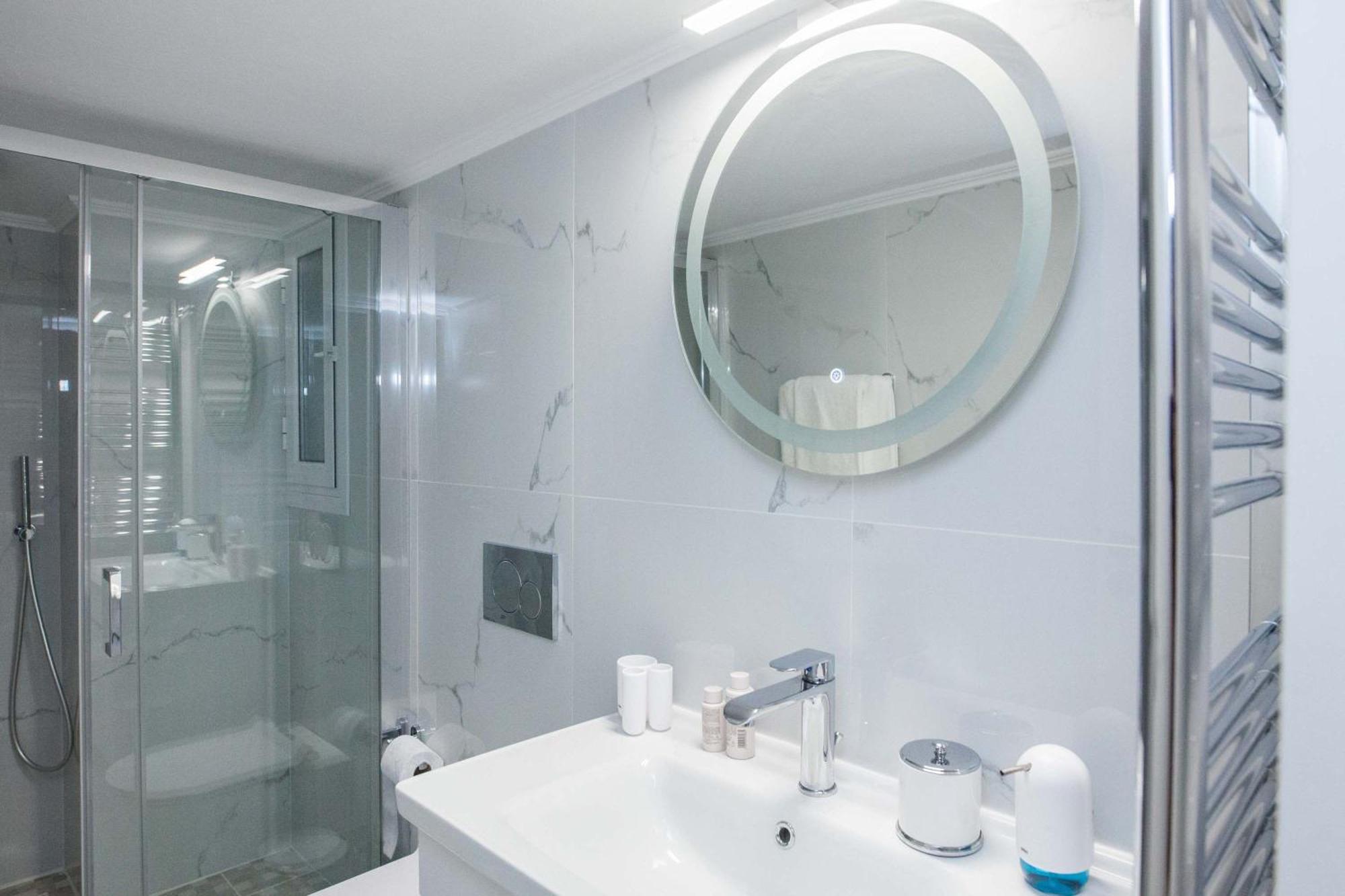 Central 2 Bd Apt With Balcony By Monastiraki Atene Esterno foto