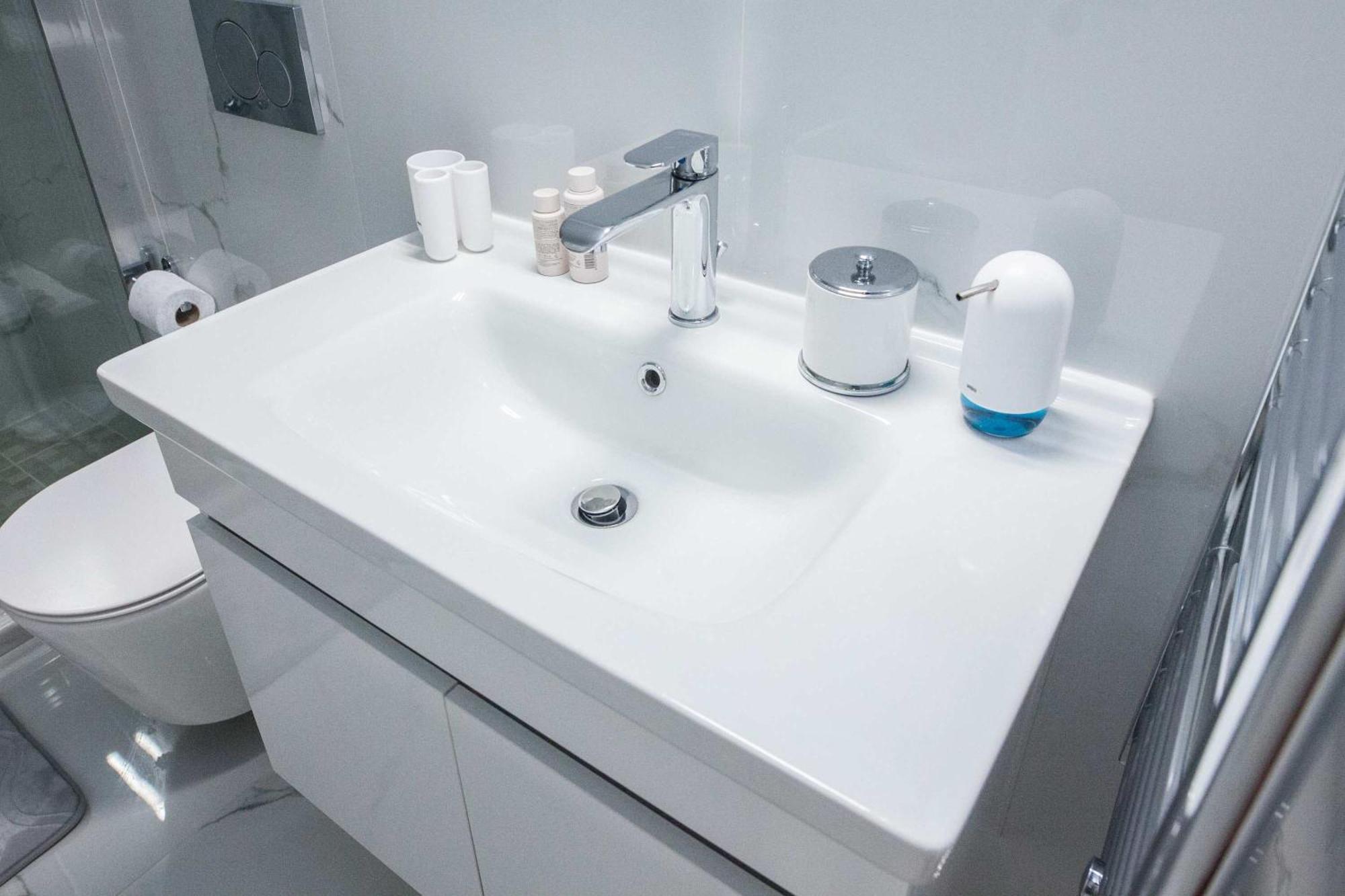 Central 2 Bd Apt With Balcony By Monastiraki Atene Esterno foto