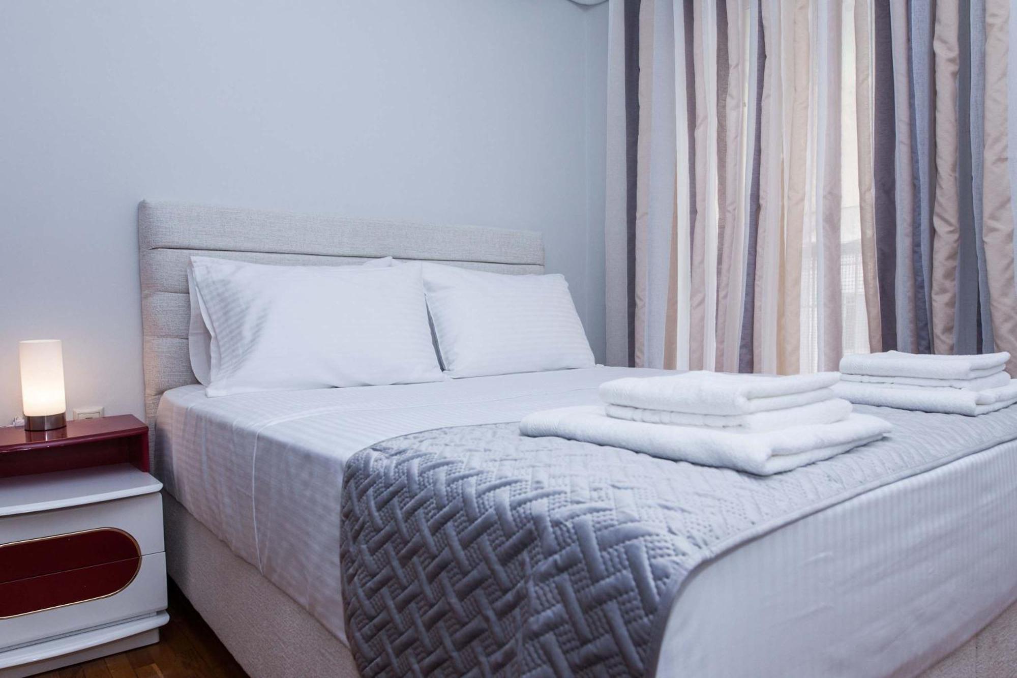 Central 2 Bd Apt With Balcony By Monastiraki Atene Esterno foto