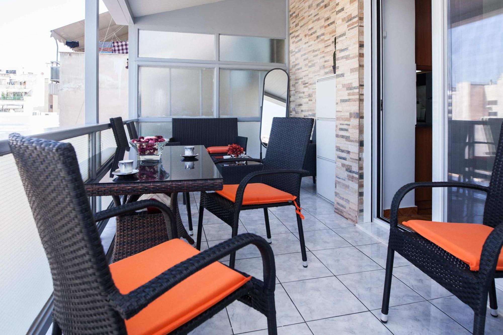 Central 2 Bd Apt With Balcony By Monastiraki Atene Esterno foto