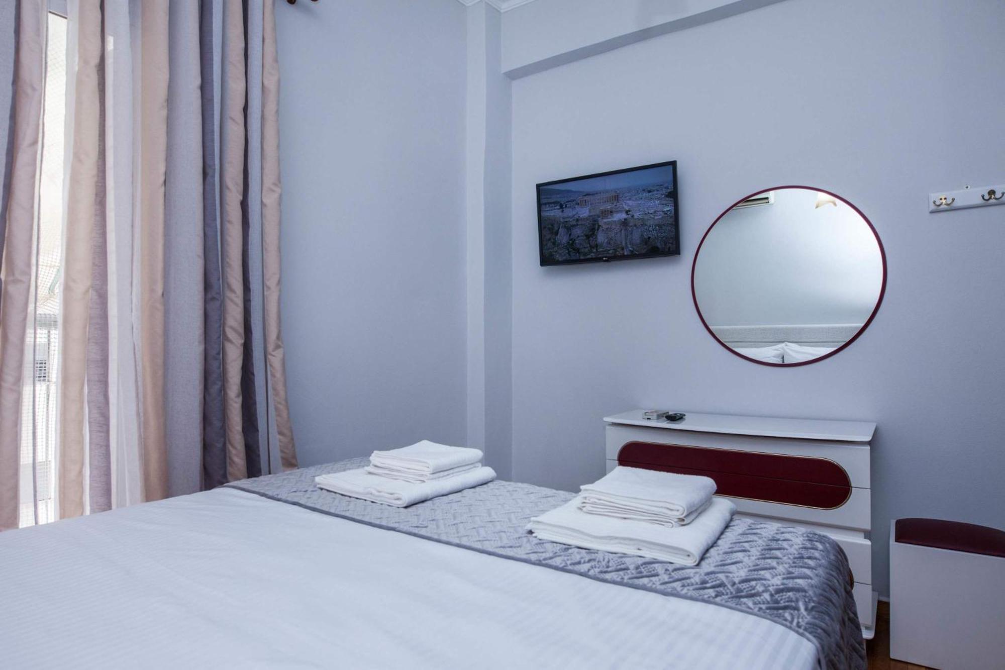 Central 2 Bd Apt With Balcony By Monastiraki Atene Esterno foto