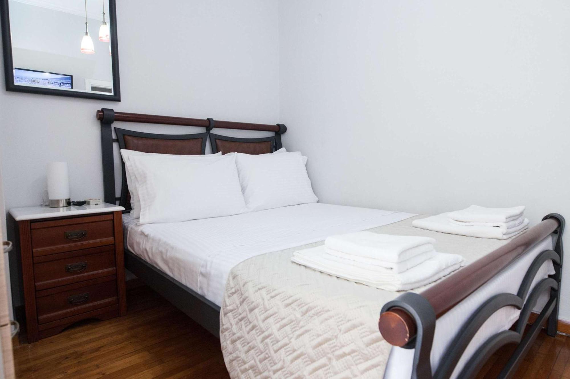 Central 2 Bd Apt With Balcony By Monastiraki Atene Esterno foto