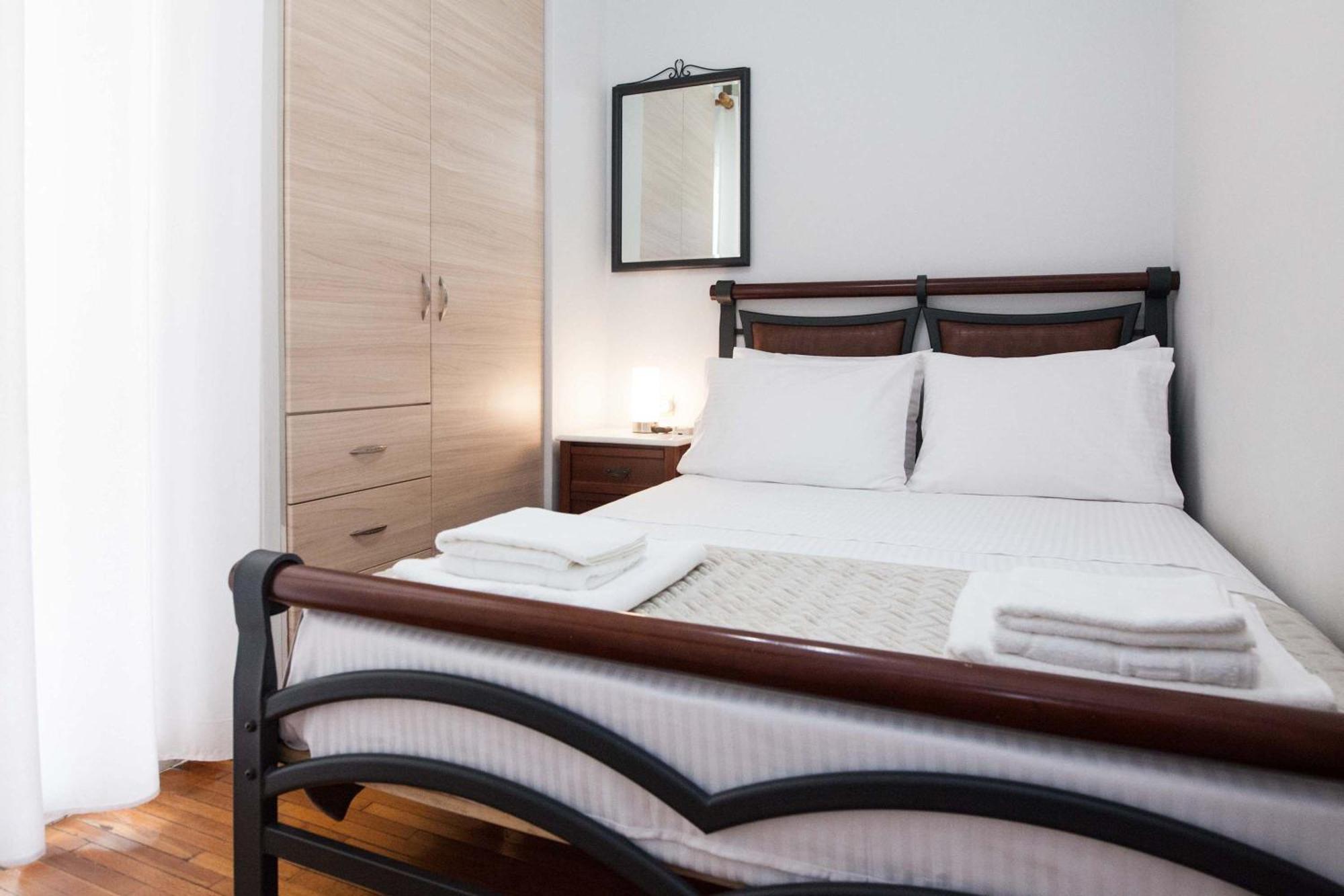 Central 2 Bd Apt With Balcony By Monastiraki Atene Esterno foto
