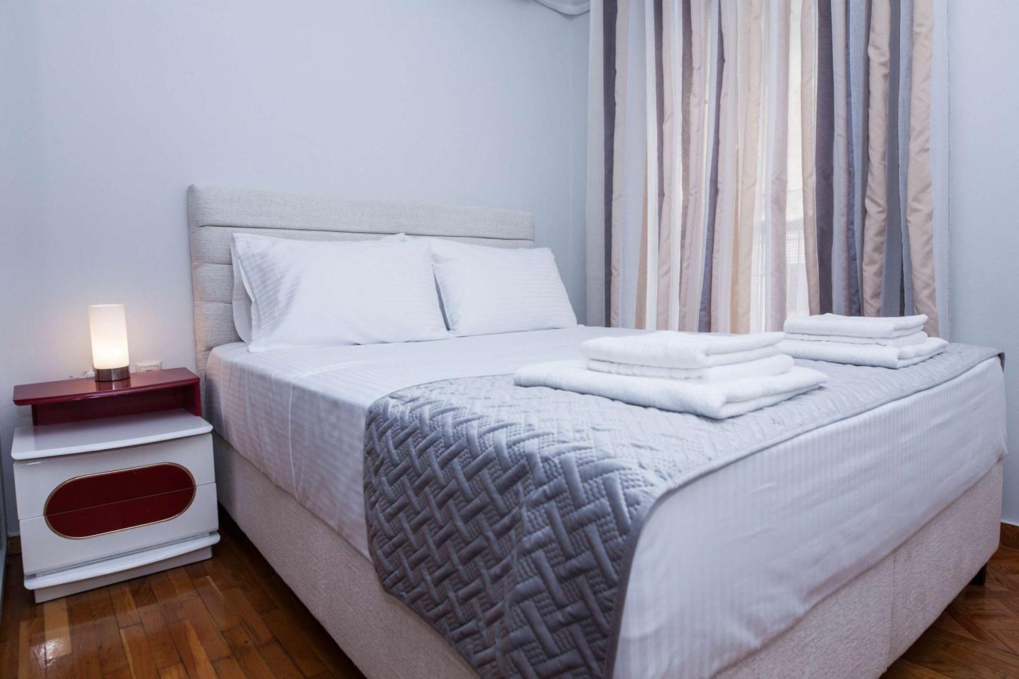 Central 2 Bd Apt With Balcony By Monastiraki Atene Esterno foto